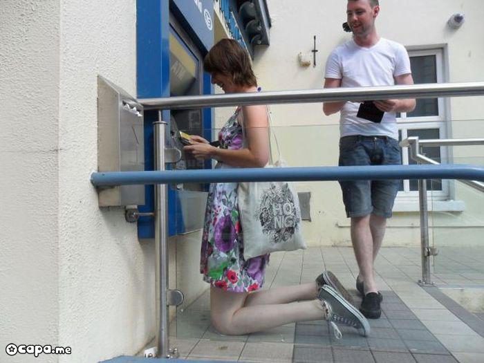 Некоторые уличные банкоматы расположены так низко, что людям высокого роста приходится, в буквальном смысле, стоять перед ними на коленях.
