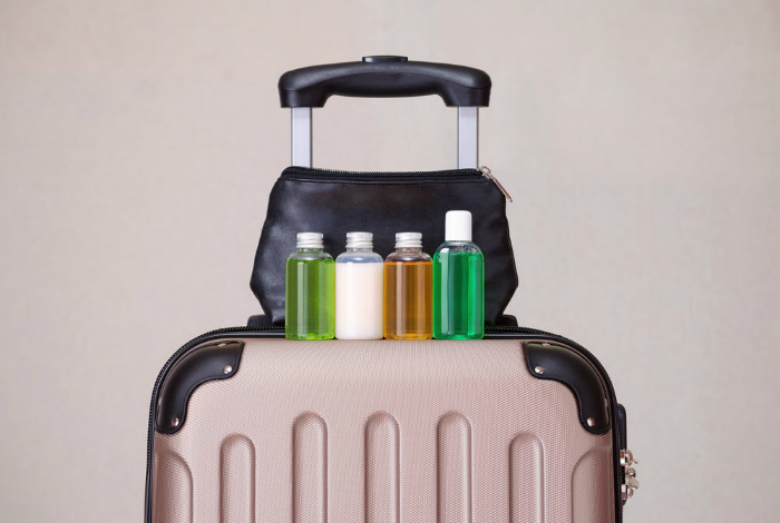 Бутылочки с жидкостью в чемодане. | Фото: Информационный туристический портал.