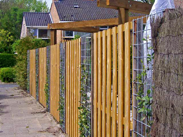 Комбинированный забор из дерева и металла. | Фото: Дача Своими Руками.