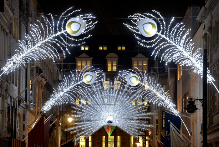 Необыкновенные рождественские декорации, освещающие улицы города.