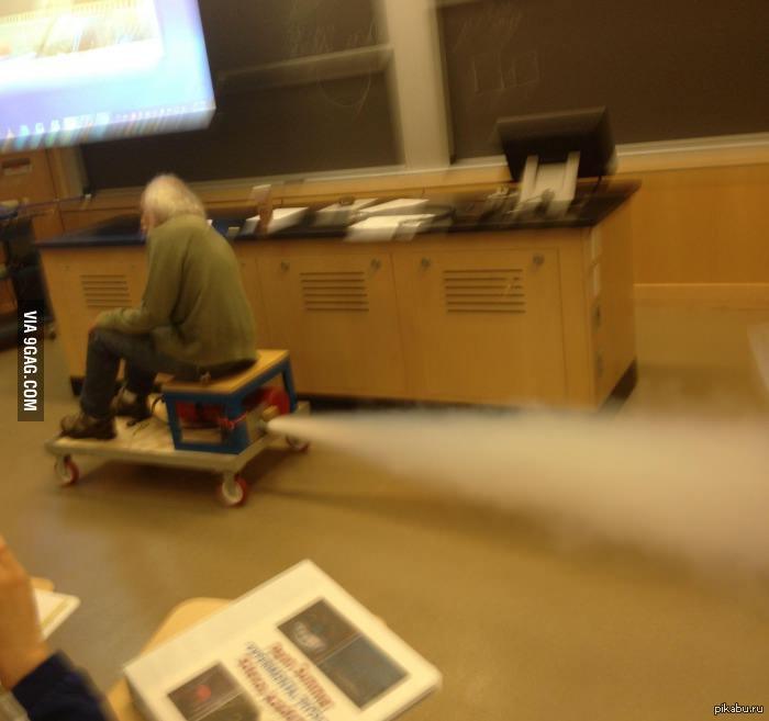 Учитель физики зажигает.