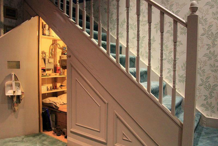 Организовать небольшую кладовую можно в пространстве под лестницей.