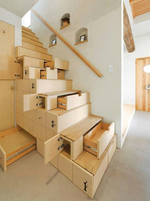 Деревянная лестница с множеством встроенных ящиков для хранения разных вещей.