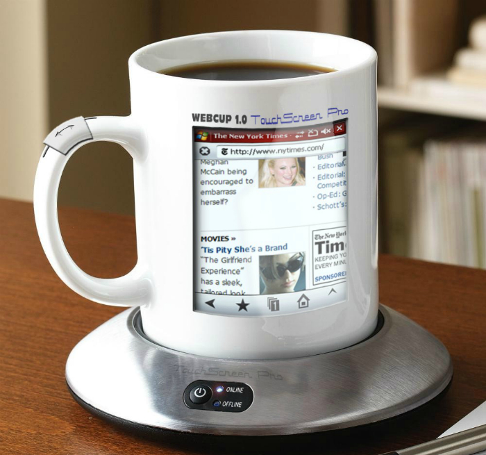 Кружка со встроенным экраном и выходом в интернет, которая позволит совместить утренний кофе с просмотром новостей из социальных сетей.