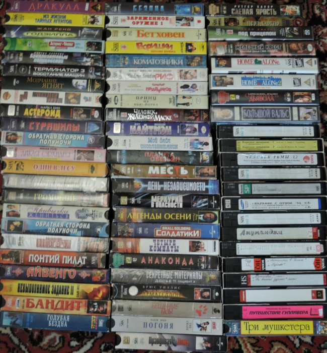 Коллекция видеокассет. | Фото: Пикабу.