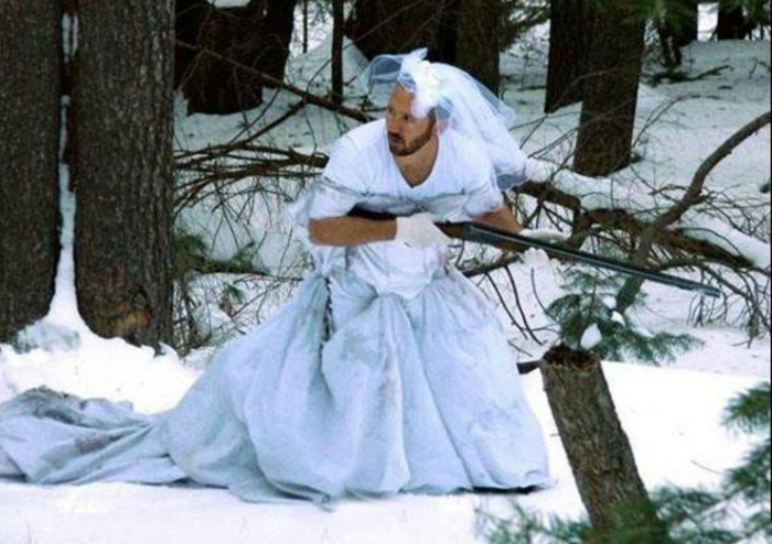 Оказывается, свадебное платье - отличный наряд для зимней охоты.