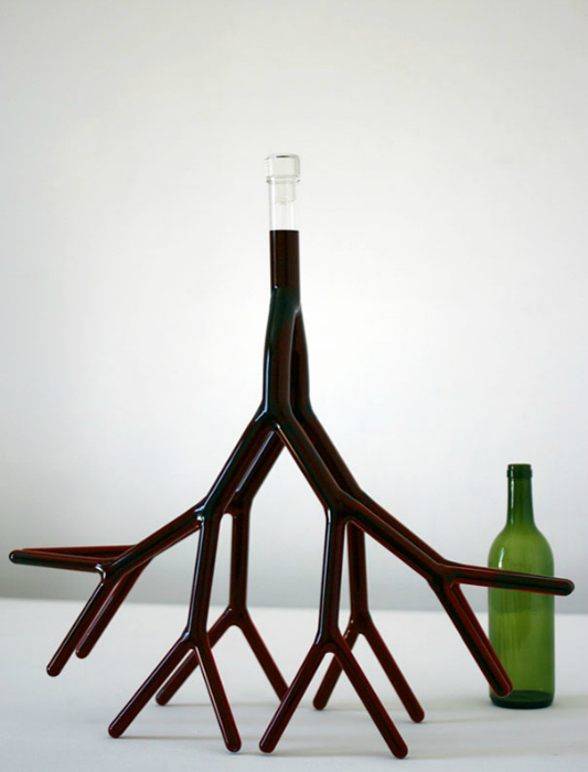 Оригинальный кувшин для вина, напоминающий кровеносную систему.