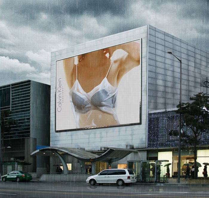 Рекламный щит от Calvin Klein. Майка девушки становится прозрачной в дождливую погоду.