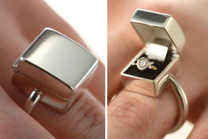 Изделие в виде коробочки, внутри которой миниатюрное кольцо с бриллиантом.