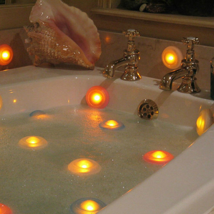 Небольшие светильники, которые можно крепить на стенки ванны или оставлять плавать на поверхности воды.