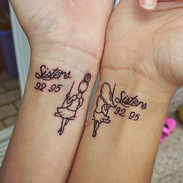 Татуировка, демонстрирующая сестринскую любовь.