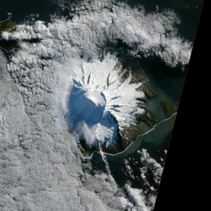 На территории острова находится постоянно действующий вулкан Моусона, высота которого достигает 2&#8201;745 км.