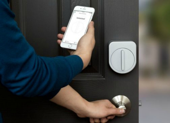 Датчик, который крепится к входной двери и синхронизируется со смартфоном, сообщая пользователю о текущем статусе входной двери.