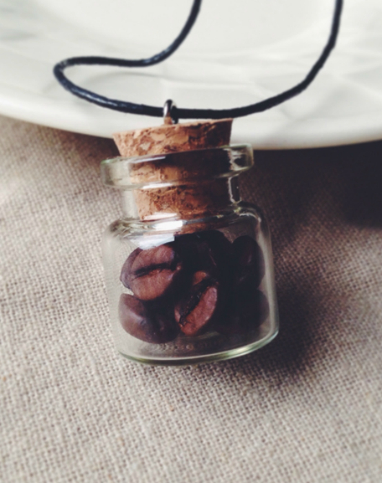 Кулон в виде миниатюрной баночки, заполненной кофейными зернами.