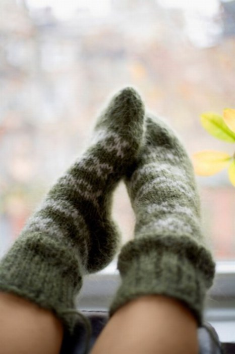 Не забывайте про домашнюю одежду: махровый халат, шерстяная кофта, штаны на флисе и теплые носки, помогут согреться и сохранить здоровье в холодное время года.