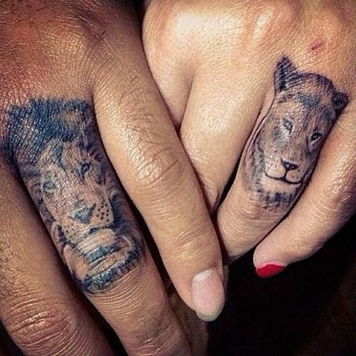 Потрясающие татуировки величественных хищников на безымянных пальцах жениха и невесты.