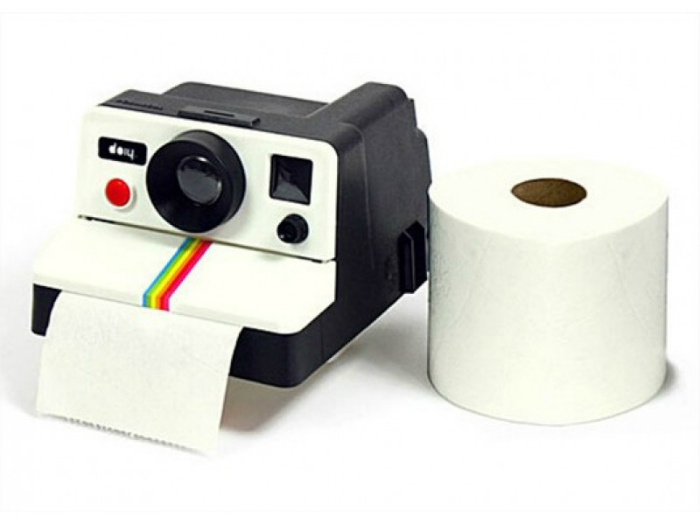 Забавный держатель для туалетной бумаги в виде камеры Polaroid.