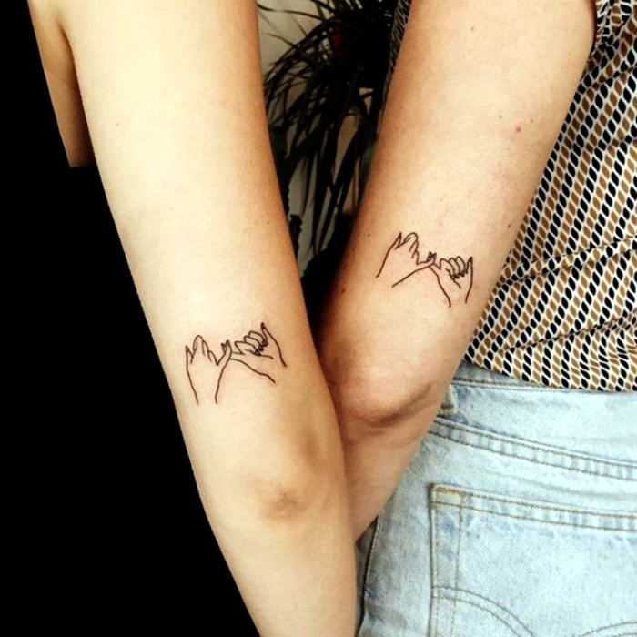 Татуировки с изображениями рук со скрещенными мизинцами.