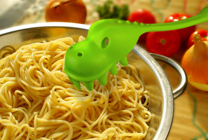 Забавная ложка в виде динозаврика, на которую очень легко накручивать спагетти.