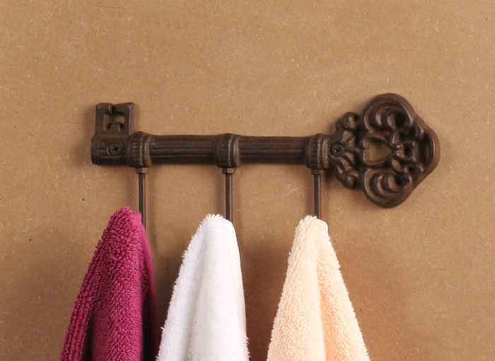 Вешалка для полотенец в виде большого старинного ключа.