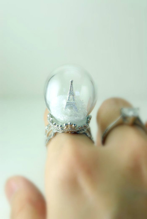 Кольцо в виде стеклянного шара, внутри которого находится заснеженная Эйфелева башня.