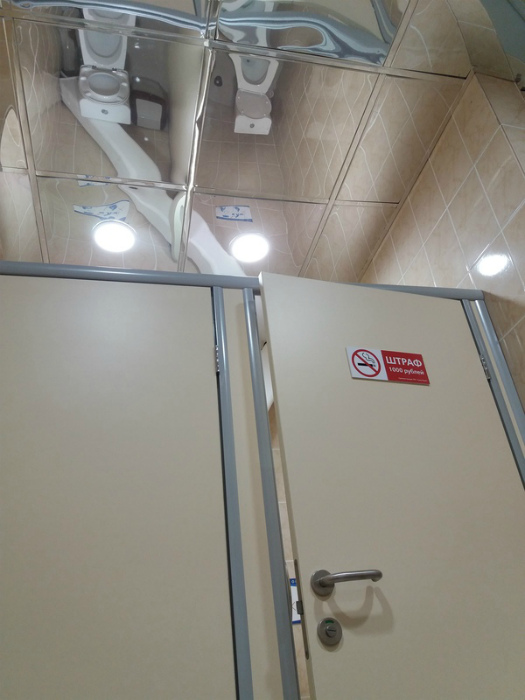 . Зеркальный потолок в общественно туалете! Ну разве это не здорово?| Фото: Пикабу.