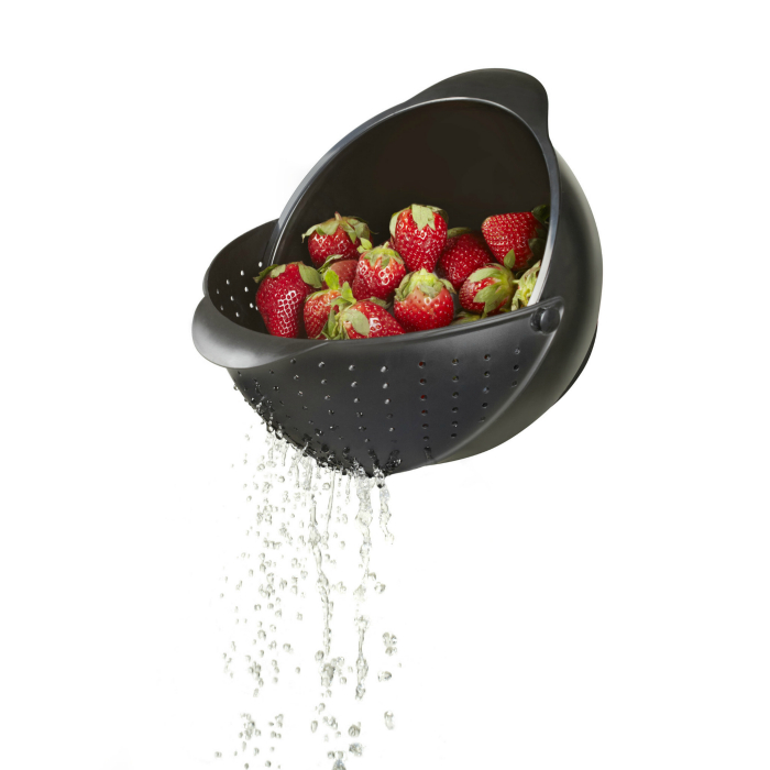 Удобная миска-дуршлаг для фруктов и ягод.