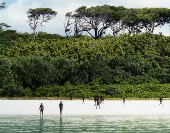 Остров в Бенгальском заливе, который населяют сентинельцы. Аборигены враждебно настроены к туристам, поэтому остров закрыт от посещений.