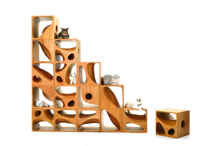 Необычная многофункциональная мебель с отверстиями для владельцев кошек.