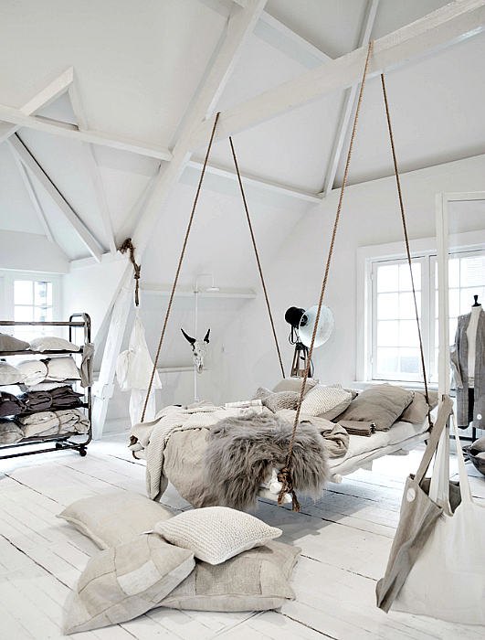 Подвесная кровать в скандинавском стиле.