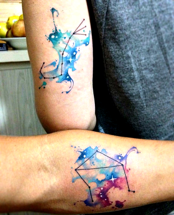 Акварельные татуировки с изображениями созвездий.