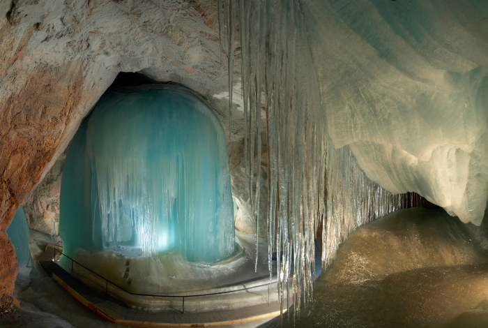 Естественная пещера изо льда и известняка. Самая большая ледяная пещера в мире.