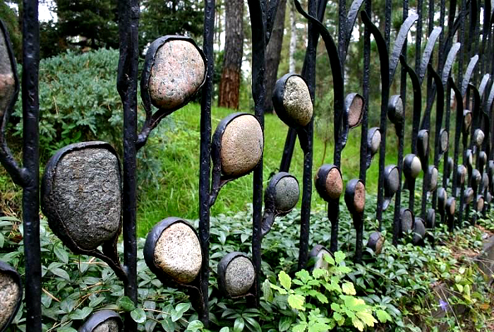 Кованый забор, украшенный камнями.