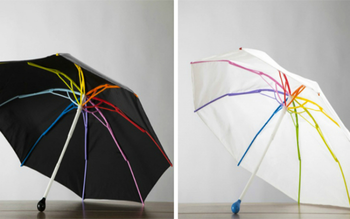 Зонт со спицами всех цветов радуги.