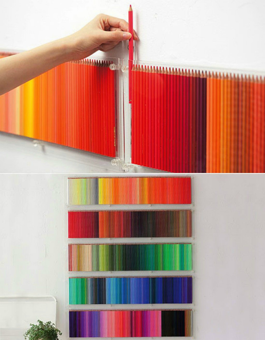 Стена, украшенная цветными карандашами.