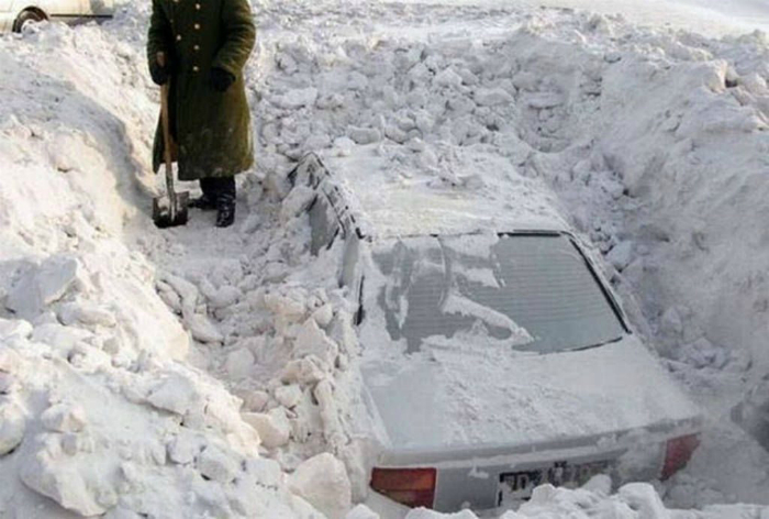 Если сильно постараться, в огромных сугробах можно отыскать клад!