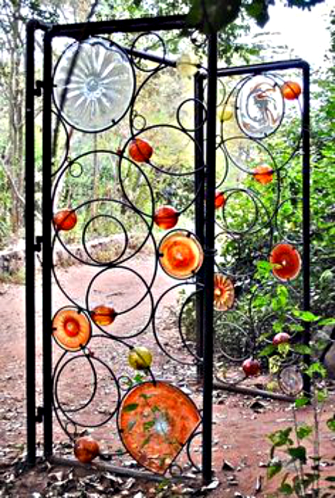 Кованые ворота со стеклянными вставками.