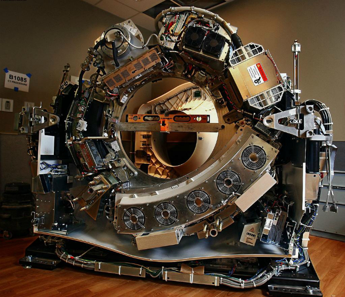 Сложный механизм компьютерного томографа.