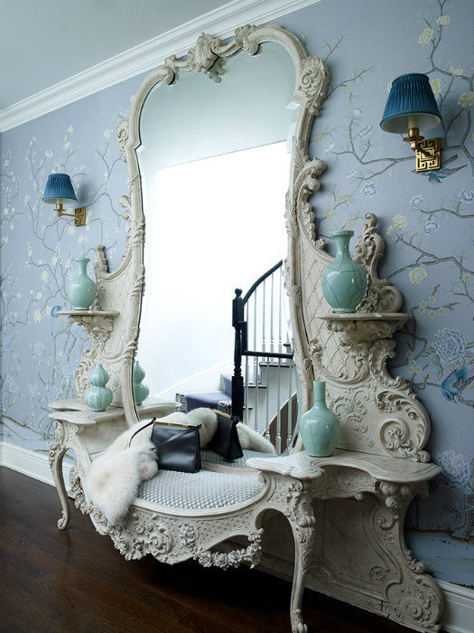 Роскошный туалетный столик с огромным зеркалом в стиле арт-деко.