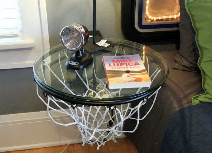 Прикроватный столик из баскетбольной корзины.