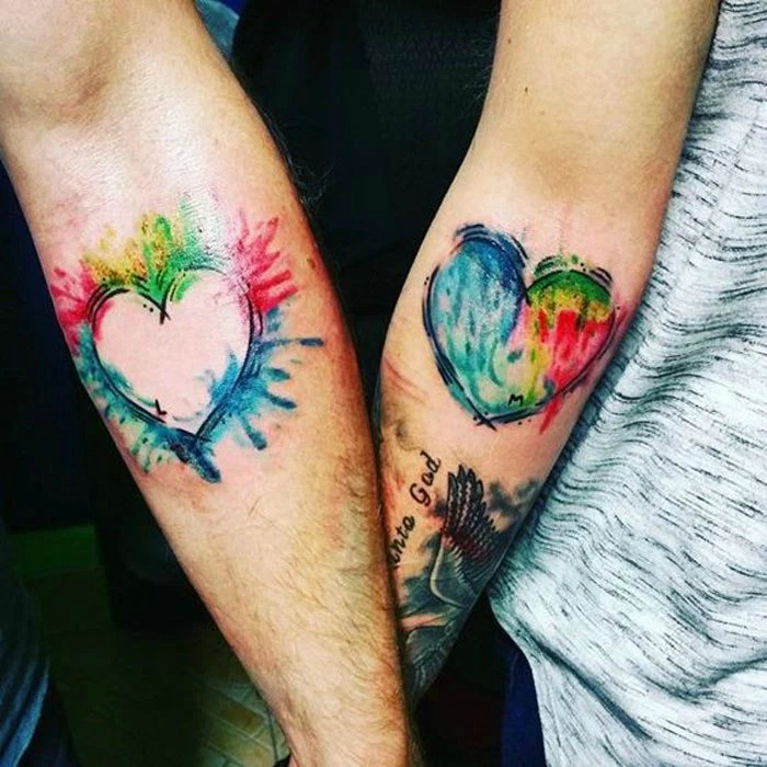 Татуировка-двойка с изображением сердец.