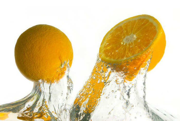 Чтобы выжать максимум сока из апельсина или лимона, покатайте его по столу перед тем, как разрезать.