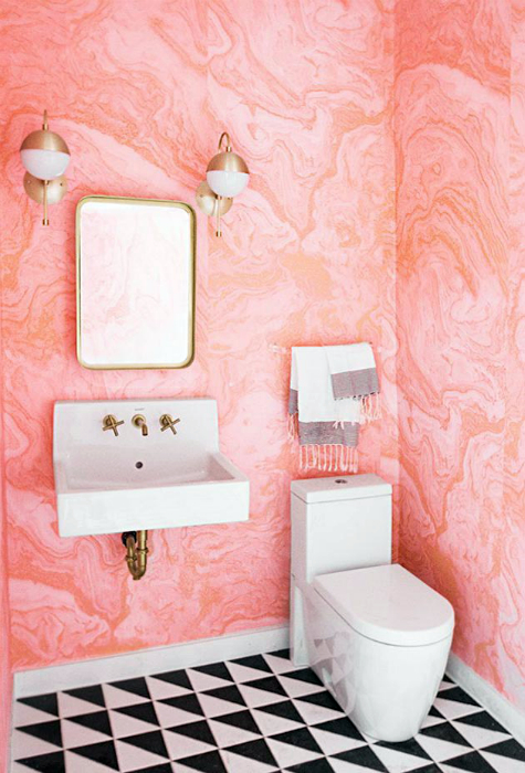 Кокетливый санузел с розовыми стенами.