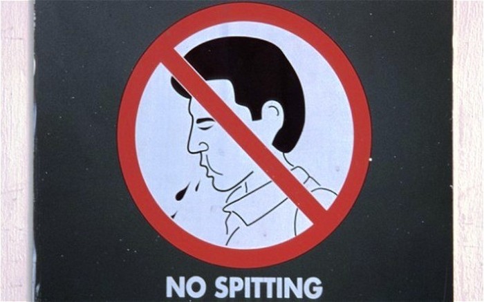 Запрещено плеваться в общественных местах.