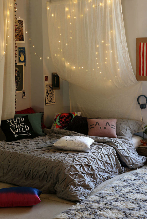 Гирлянды над кроватью добавят спальне света и волшебства.