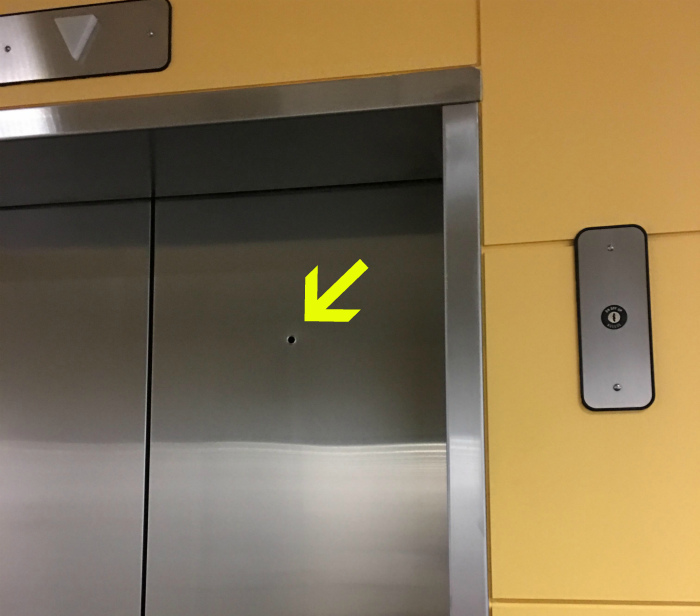 Отверстие в двери лифта. | Фото: Reddit.