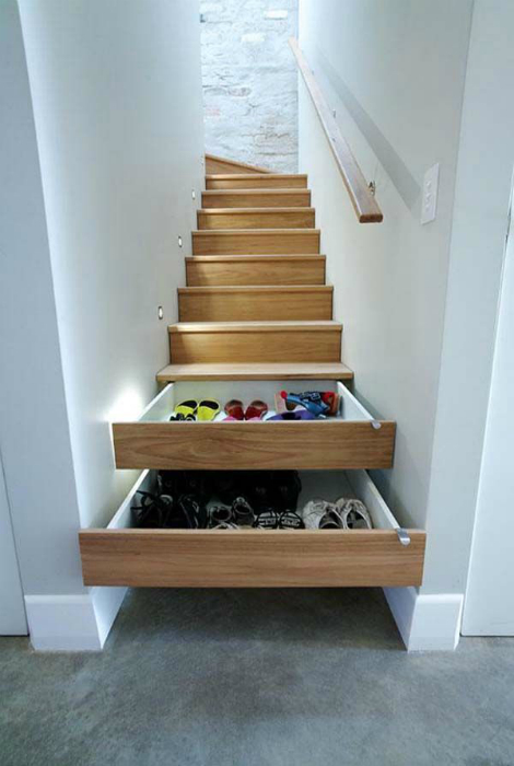 Вместительные выдвижные ящики под ступеньками лестницы избавят дом от громоздких шкафов.
