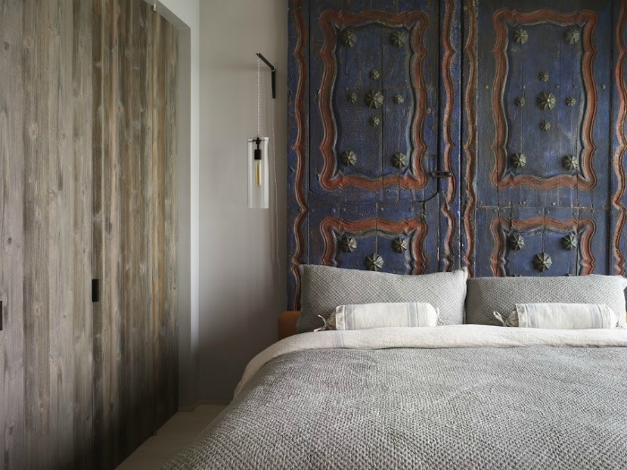 Деревянная дверь, стилизованная под старину, добавит спальне изысканности и таинственности.