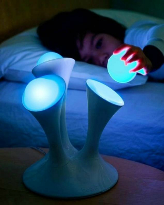Ночник Boon Glo Nightlight состоит из трех светящихся шариков, которые можно менять местами или брать с собой вместо фонарика.
