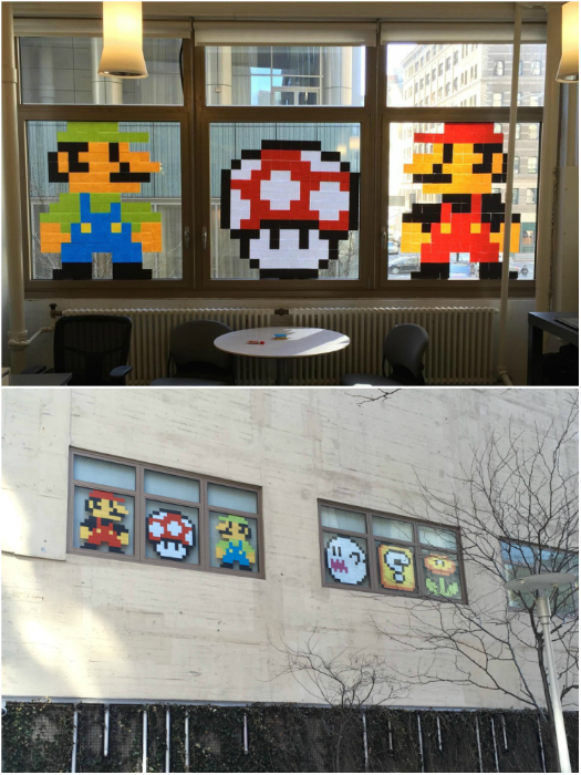 Сотрудники украсили скучный офис персонажами игры «Super Mario», сделанными из цветных стикеров.